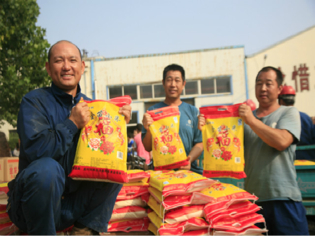 華紡:中秋節慰問員工